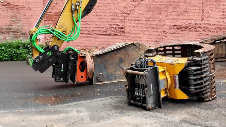 The proven coupler technology Steelwrist developed for large machines is now available for use with compact machines also