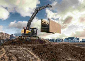 The ECR255 replaces the previous generation’s ECR235E, providing a 7% increase in lifting capacity and a 10% reduction in fuel consumption