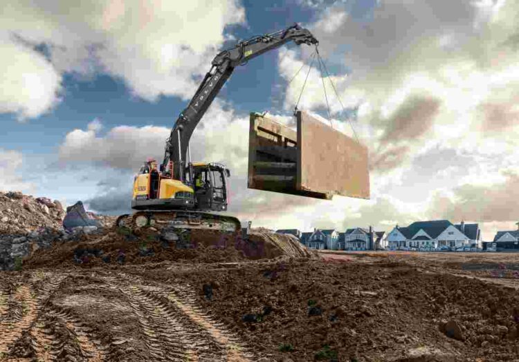 The ECR255 replaces the previous generation’s ECR235E, providing a 7% increase in lifting capacity and a 10% reduction in fuel consumption