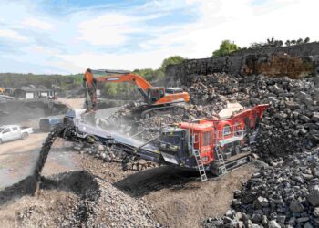 The hydrostatic drive system of the J 1280 jaw crusher enables continuous reverse operation for rapid, safe blockage clearing