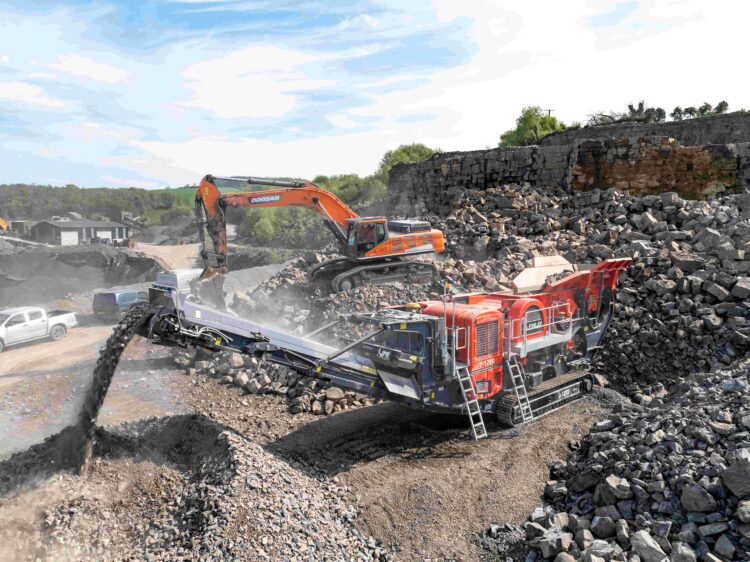The hydrostatic drive system of the J 1280 jaw crusher enables continuous reverse operation for rapid, safe blockage clearing