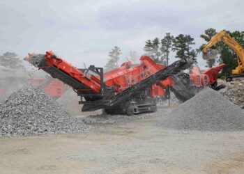 he Finlay 883+ is an adaptable heavy duty screen capable of processing up to 600tonnes per hour
