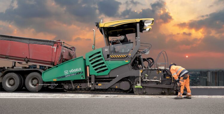 An important introduction to the range are the latest 3m class pavers, the tracked SUPER 2000-5 X and the wheeled SUPER 2003-5 X models