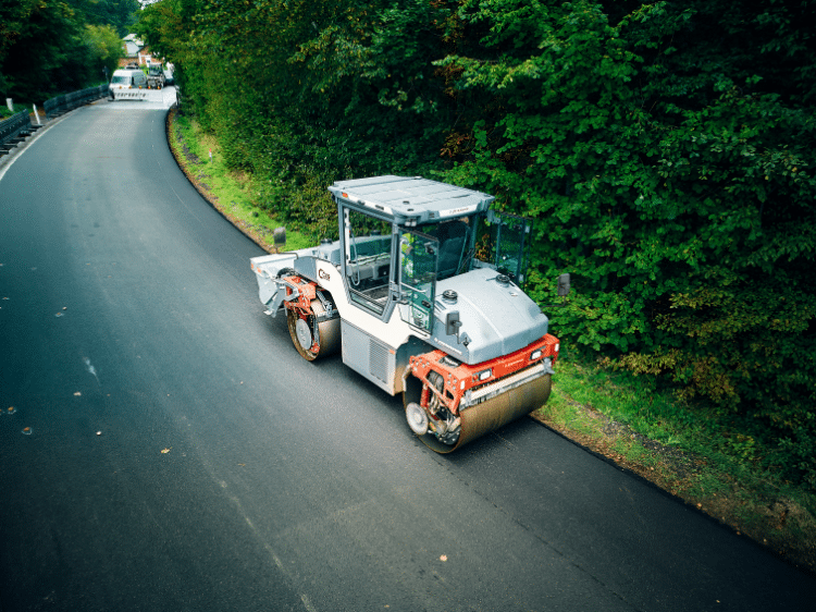 Two infrared (IR) temperature sensors (front and rear) mounted on the roller measures the surface temperature of the asphalt in the direction of travel