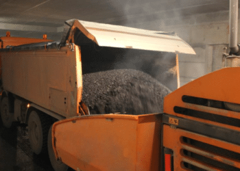 The push-off trailer can also be unloaded in buildings with low ceilings, as well as under bridges that have little clearance for a raised tipper truck (image © SREMPUT DOO Ruma, Serbia)