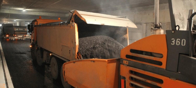 The push-off trailer can also be unloaded in buildings with low ceilings, as well as under bridges that have little clearance for a raised tipper truck (image © SREMPUT DOO Ruma, Serbia)