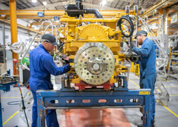 With the introduction of the Cat C13B engine on the 725, the improved power-to-weight ratio means it is up to 14% more efficient on the Tier 4 Final (and equivalent) machines compared to the previous 725