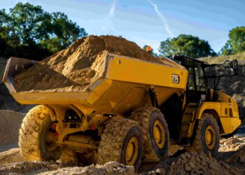 The Cat 725 (pictured), 730 and 735 models feature a redesigned dump body that offers easier loading than previous designs and maximises payload (image courtesy Caterpillar)
