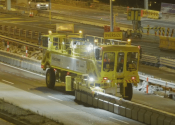 Quick lane closures allowed no impact to peak traffic flow and enabled the contractors to physically separate the workers from live traffic (image courtesy Lindsay)