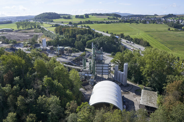 Benninghoven_Nentershausen_01 The REVOC system from Benninghoven was installed in the existing asphalt mixing plant in Nentershausen. The Retrofit solution enables the reduction of Ctot emissions by more than 50%.