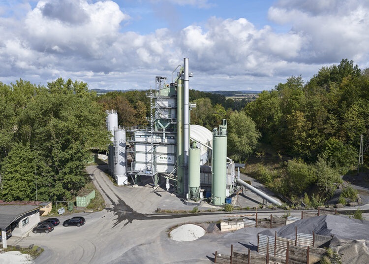 The REVOC system was custom-tailored to meet the needs of the Benninghoven TBA plant. It produces 80,000 to 100,000 t of high-quality asphalt mixes for motorways, roads and infrastructure projects.