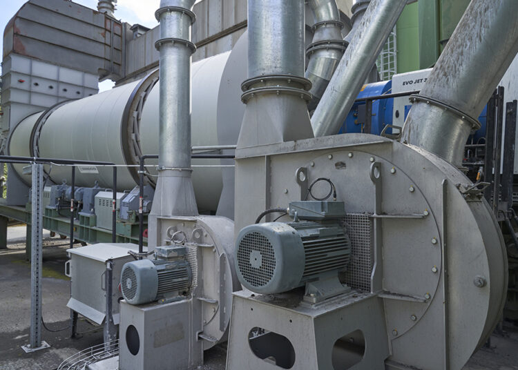 The REVOC system was custom-tailored to meet the needs of the Benninghoven TBA plant. It produces 80,000 to 100,000 t of high-quality asphalt mixes for motorways, roads and infrastructure projects.