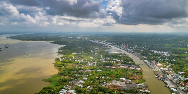 A new coastal highway in Vietnam will improve transport between Dong Thap Province, Tay Ninh Province and Vinh Long Province – image courtesy of © Huy Thoai| Dreamstime.com