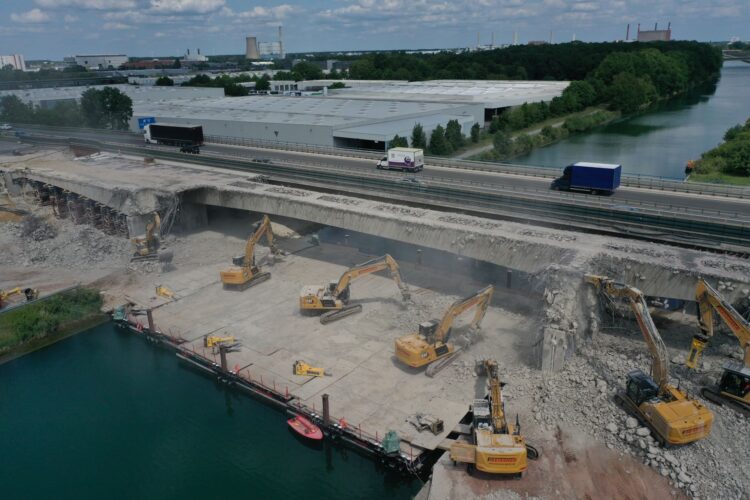 The latest generation of these hydraulic breakers is equipped with the HATCON telematics system, providing real-time data on operating hours, location and service intervals