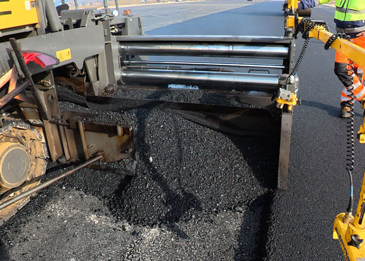 The hydraulically height-adjustable augers feed the screed evenly, ensuring a continuous flow of material