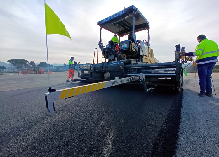 The J-Paver screed ensures a high quality of paving with pre-compaction due to the novel features used by Sumitomo