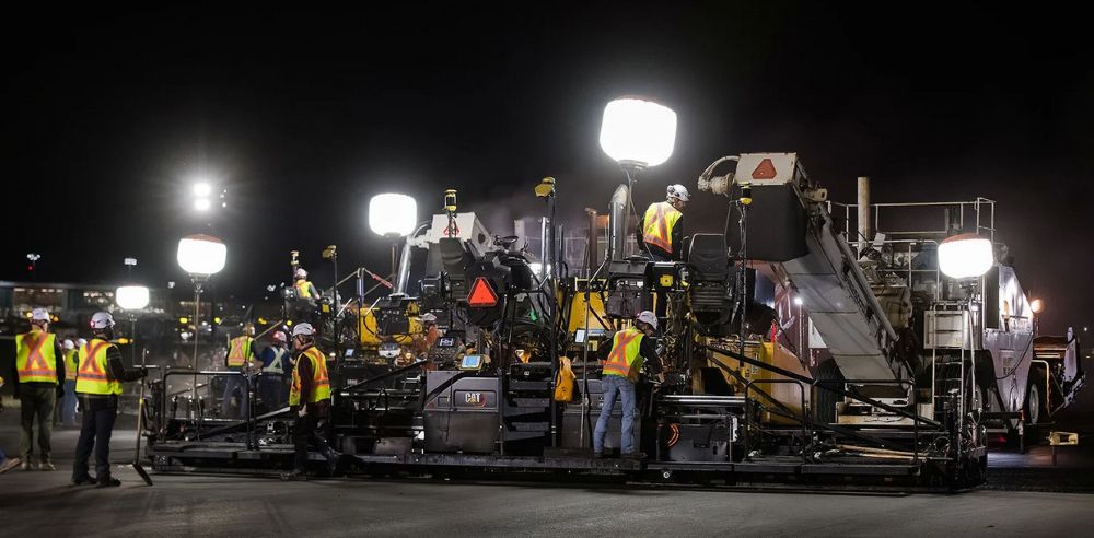 Asphalt paving machines included a Caterpillar AP-1055 and a Vögele 2000-3i and the use of dual 10m screeds that were paving in echelon with Topcon Positioning Systems' Millimeter GPS paving control (Image: Amrize)