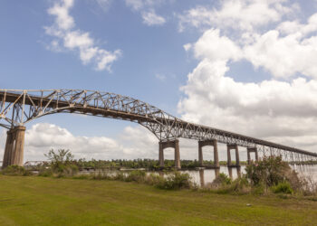 Work is now starting on a new bridge to replace the existing Calcasieu River Bridge carrying I-10 in Louisiana – (image: Typhoonski/Dreamstime.com)