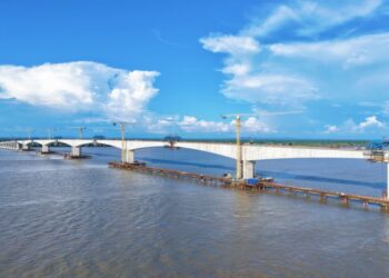 The main bridge is comprised of six prestressed 220m-long concrete spans allowing for a continuous rigid structure (Image: CSCEC)